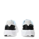 Championes de running New Balance modelo 413 para mujer, color blanco jaspeado con detalles en azul celeste en el forro interior y el logo 'N' lateral. Poseen una suela gruesa blanca y detalles en negro en la puntera y talón.