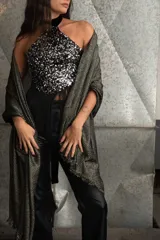 Pashmina de tejido ligero con acabado metalizado en tono oscuro, con bordes desflecados.