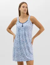 Camisón corto de tejido soft, sin mangas, con escote redondo, aplique de botones y detalle plisado en el frente. Estampado floral en tonos rosados y grises.