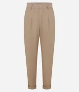 Pantalón mom fit de tiro alto color tostado, con pliegues en la cintura, trabillas para cinturón y bolsillos laterales.