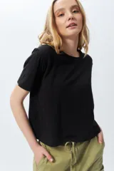 Remera de algodón de manga corta con cuello redondo, diseño básico y corte clásico.