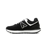 Championes deportivos American Sport modelo Mila 2.0, color negro con detalles en blanco y entresuela amortiguada. Confeccionados en malla y gamuza sintética, cuentan con cordones blancos y suela dentada.