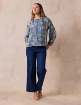 Blusa estampada con puntilla, marca Zac & Rachel. Cuello a la base, escote en V y lazo. Delantera con aplique de puntilla. Manga larga, aplique calado y puño elastizado.