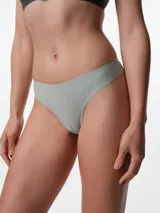 Bombacha tipo colaless de microfibra, con cintura elástica y terminaciones de corte láser sin costuras en las piernas. Cuenta con fundillo de algodón.
