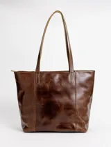 Cartera tote de cuero natural color beige, con doble asa larga para hombro y cierre superior con broche.