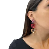 Aros colgantes con piezas geométricas de resina translúcida en tonos violeta, fucsia y amarillo.