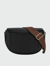 Bandolera Longchamp modelo Épure Timeless M, de color negro con correa ancha de lona en tono marrón. Presenta solapa frontal con cierre de botón metálico dorado y detalles de herrajes en el mismo tono.