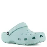Zuecos Crocs modelo Classic, color verde menta, con diseño ergonómico, perforaciones para ventilación y tira trasera ajustable.