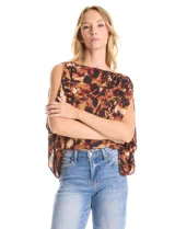 Blusa de gasa con estampado abstracto en tonos marrones y negros. Presenta cuello a la base, diseño de mangas tipo capa con aberturas laterales y silueta holgada con ruedo en punto smock.