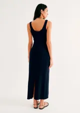 Vestido midi azul marino de canalé, ajustado al cuerpo, con escote redondo y sin mangas.