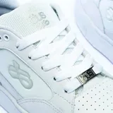Championes urbanos Öus modelo Cuoro, color blanco, con diseño de corte bajo, confeccionados en cuero, con logo de la marca en el lateral y suela de goma resistente.