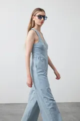 Enterito largo de diseño limpio y silueta amplia, color azul claro con rayas verticales blancas. Presenta escote en V, sisas amplias, cierre invisible en la espalda y pierna ancha.