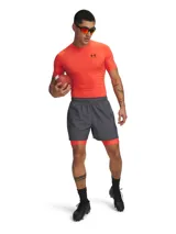 Short deportivo Under Armour de corte estándar, color gris, con cintura elástica y bolsillos laterales. Presenta un diseño de doble capa con calza interna integrada en color naranja neón.