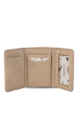 Billetera corta de símil cuero color beige, con cierre a presión y placa metálica decorativa. Cuenta con múltiples compartimentos internos para tarjetas, visor y billetes, además de un compartimento posterior con cierre.