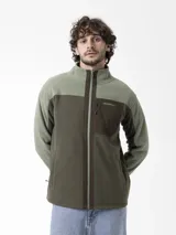 Campera de polar Merrell de diseño bicolor en tonos verde militar y marrón, con cuello alto, cierre frontal completo y un bolsillo con cierre en el pecho con el logo de la marca bordado.