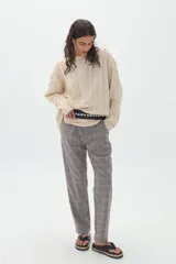 Pantalón de vestir de corte recto con patrón a cuadros, diseño sastrero con pinzas en la cintura.