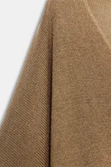 Vestido midi de punto color marrón con escote en V, mangas anchas y diseño holgado. Incluye un cinturón delgado marrón con hebilla metálica.
