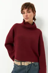 Polera de poliéster reciclado color borgoña, de cuello alto y manga larga.