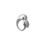 Anillo de aleación de metales bañado en plata con diseño orgánico de dos gotas en los extremos.