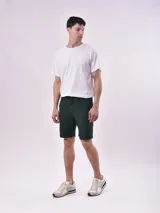 Bermuda de corte clásico color negro, con cintura elástica y cordón ajustable, bolsillos laterales y diseño minimalista.