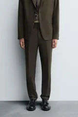 Pantalón de vestir corte slim fit, con cierre frontal de cremallera y botón, bolsillos laterales y bolsillos traseros de doble vivo con botón.