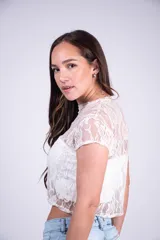 Top de encaje color blanco, con mangas cortas, diseño cropped y cuello redondo.
