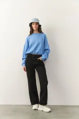 Buzo celeste cropped de manga larga con puños y cordones ajustables en la cintura.