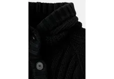 Chaqueta de punto negra con capucha, manga larga y cierre frontal de botones.