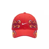 Gorra Nike modelo Club con diseño de llamas bordadas en los laterales y la visera. Presenta el logo de la marca bordado en el frente y cierre ajustable en la parte posterior.