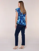 Blusa holgada de viscosa liviana con estampado animal print tipo leopardo, escote en V y mangas casquillo con volados en los hombros.