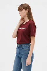 Remera de algodón de manga corta y cuello redondo, con corte holgado y estampado frontal con la frase "NOTHING IS REAL".