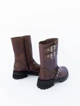 Bota de cuero color chocolate, de caña media, con hebillas metálicas y suela track.
