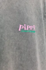 Camiseta de algodón con efecto lavado en color gris, de corte regular, cuello redondo y manga corta. Presenta un pequeño estampado frontal con el logo de Pippi Långstrump y una gran estampación gráfica en la espalda.