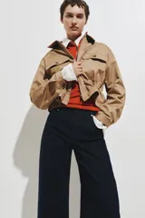 Pantalón de jean color azul oscuro con diseño de pernera ancha, talle alto, bolsillos diagonales al frente y raya marcada planchada en el centro de las piernas.