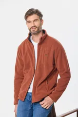 Campera polar de abrigo azul marino, con cuello alto, cierre frontal y bolsillos laterales y en el pecho con cierre.