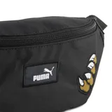 Riñonera Puma Phase Patch color negro, con cierre principal y correa ajustable. Presenta parches decorativos: una letra 'P' azul con diseño de remolinos, el logo de Puma en blanco y negro, y un diseño abstracto en tonos marrones y blancos.