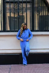 Pantalón de tejido de punto suave color azul, con cintura elástica y tiro alto, de corte holgado.