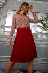 Falda midi tableada color rojo, de tejido de punto con pretina ancha elastizada.