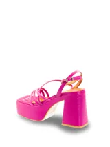 Sandalia de cuero negra con tiras finas y ajuste en el talón. Tiene punta cuadrada y tacón alto forrado en el mismo material.