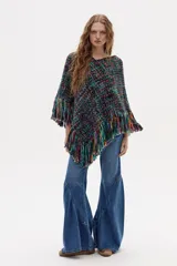 Poncho tejido en lana merino multicolor con escote en V y flecos decorativos en el ruedo.