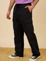 Pantalón cargo negro de sarga, corte slim fit, confeccionado en 100% algodón, con bolsillos laterales tipo cargo y cintura con cordón ajustable.