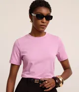 Remera básica Cortelle de ribana, color marrón, con mangas cortas y cuello redondo ajustado.
