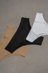 Pack de tres bombachas tipo tanga sin costuras, en color blanco, negro y beige.