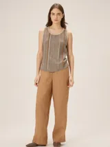 Pantalón de corte recto y clásico, confeccionado en mezcla de lino, algodón, viscosa y poliéster, con cintura elastizada.