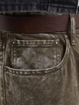 Pantalón de corte baggy y tiro alto, confeccionado en denim con efecto lavado ácido en tono marrón. Presenta diseño de cinco bolsillos, cierre frontal con cremallera y silueta amplia y relajada.