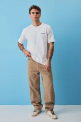 Pantalón de jean estilo baggy, de corte holgado y tiro medio, en color beige tostado, con diseño clásico de cinco bolsillos y trabillas para cinto.