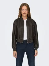 Chaqueta bomber corta color marrón chocolate, con cuello biker, cierre de cremallera frontal, bolsillos laterales y puños acanalados.
