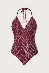 Malla enteriza con estampado animal print tipo cebra en tonos bordó y rosado, con diseño triangular y tirantes ajustables al cuello. Presenta detalles de tachas aplicadas en el busto.
