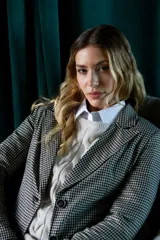 Blazer de corte clásico con estampado de cuadros gales, cuello con solapa y cierre frontal de botones. Cuenta con bolsillos delanteros y forro interior a tono.