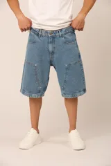 Bermuda de jean celeste con corte amplio, bolsillos laterales y traseros con costuras reforzadas.